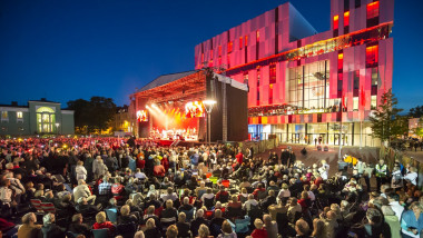 oameni multi si scena luminata, Concert în aer liber la Uppsala Konsert & Kongress