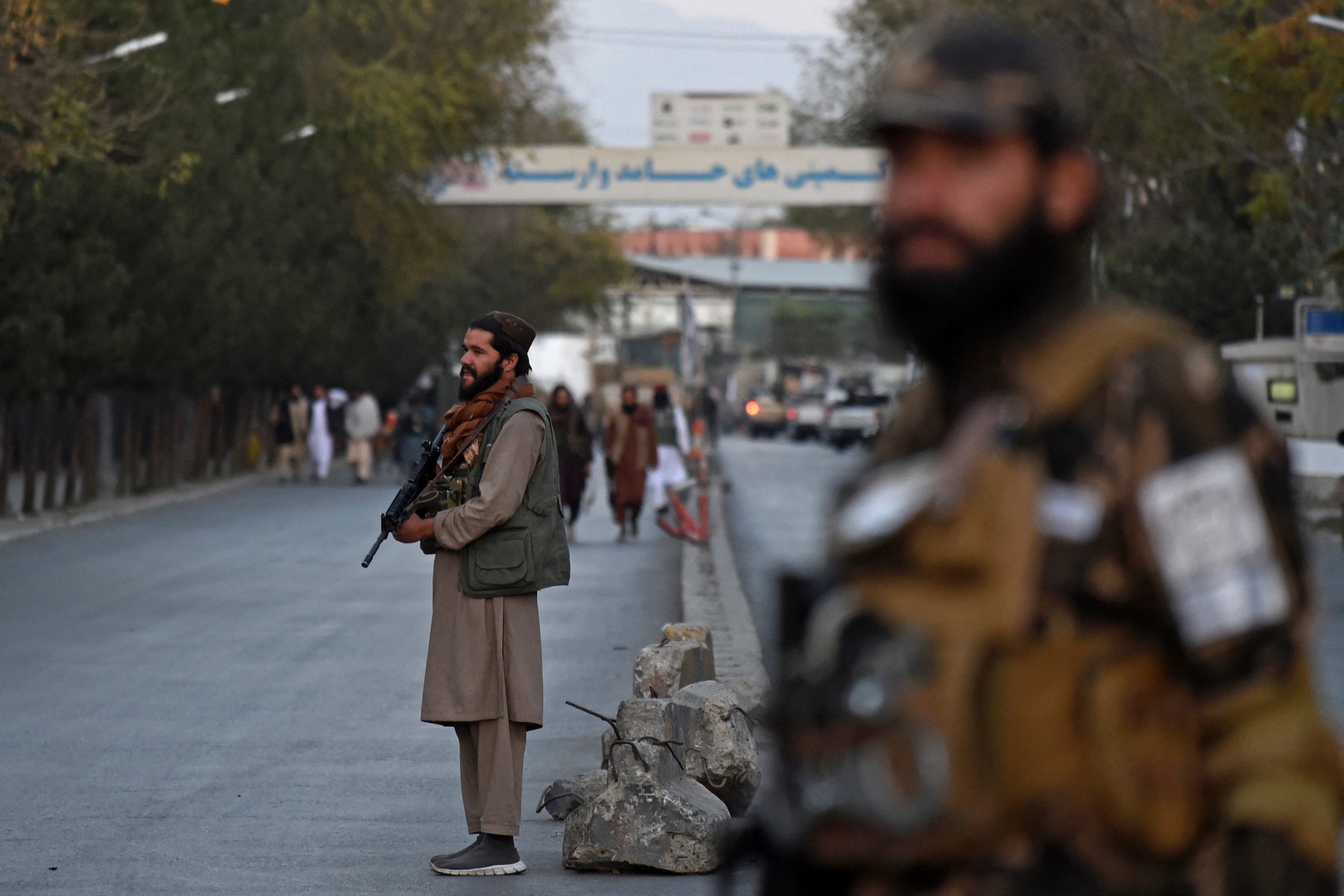 Talibanii au eliberat doi jurnalişti străini care fuseseră arestați la Kabul. „Erau într-o formă bună”
