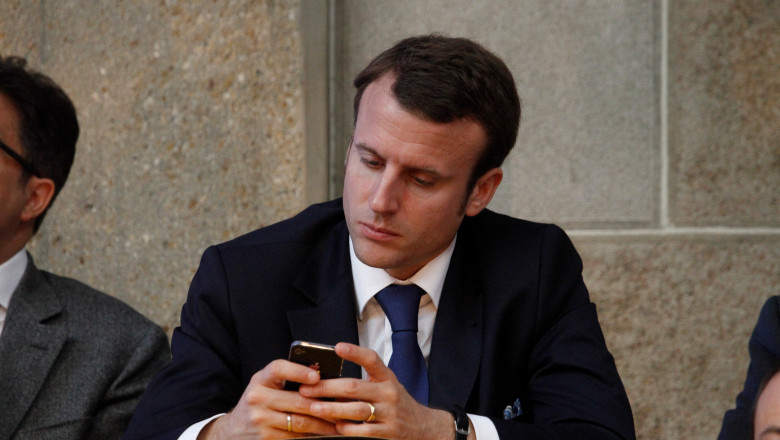 Emmanuel Macron pe telefon
