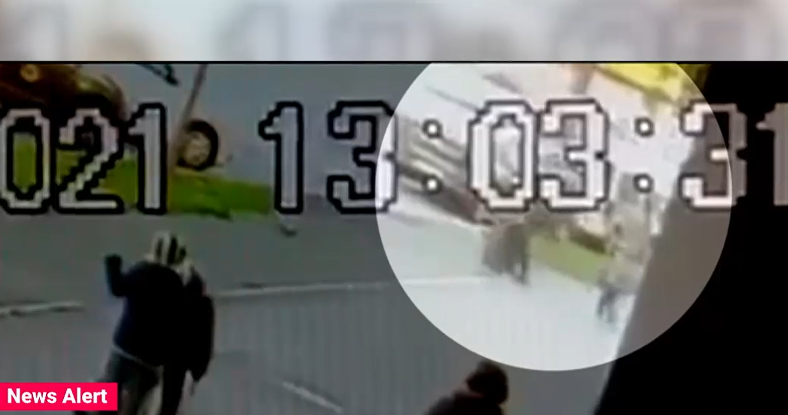 VIDEO. Momentul în care bărbatul din Arad cară cu valiza trupul fetiței ucise a fost filmat. Fratele mai mic al copilei îl însoțea