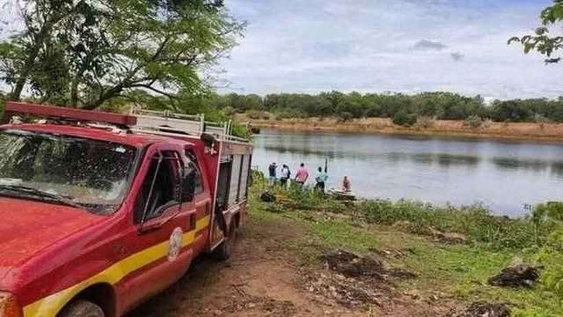 Un bărbat a sărit într-un iaz ca să scape de atacul unui roi de albine, dar a murit devorat de pești piranha