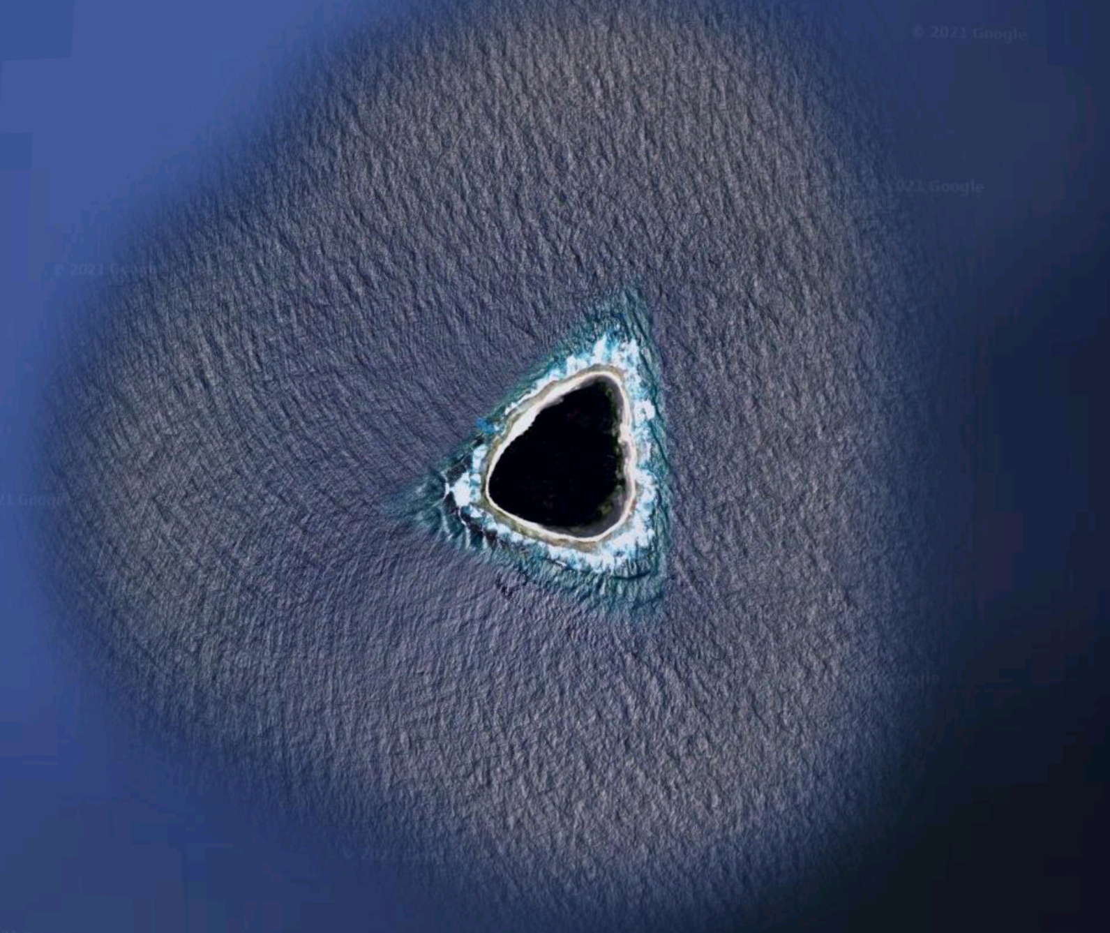 Imaginea de pe Google Maps de la care a pornit o dezbatere aprinsă. Ce este, de fapt, triunghiul negru din mijlocul oceanului?