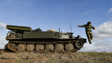 soldat rus sare din tanc