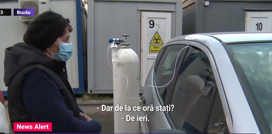 La spitalul din Buzău, pacienții cu Covid sunt tratați în mașinile personale: "I-a adus aici tub de oxigen până când se eliberează pat"