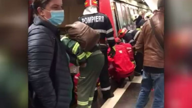 Intervenție a pompierilor pentru a scoate un bărbat căzut pe șinele de metrou.