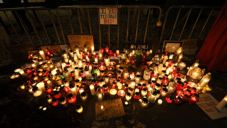 Lumânări și candele după moartea unei femei însărcinate în Polonia din cauza legilor anti-avort