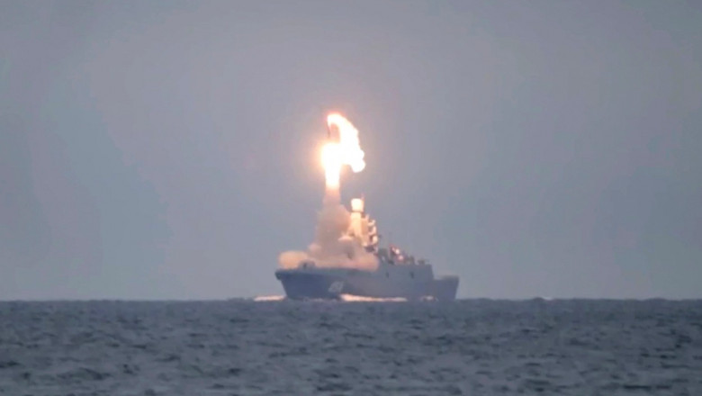 Test de lansare a unei rachete Zircon de pe o navă a Rusiei.