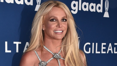 Britney Spears zâmbește în timpul unei ședințe foto.