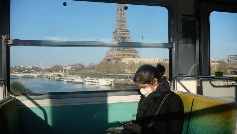 femeie cu masca in mijloc de transport in comun in paris