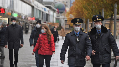 Polițiști și oameni cu mască, pe stradă, în Moscova.