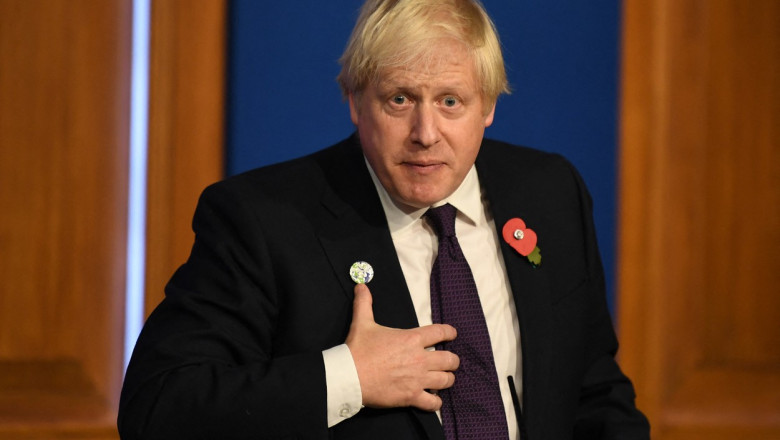 premierul britanic Boris Johnson cu mana la inima in timpul uno discurs