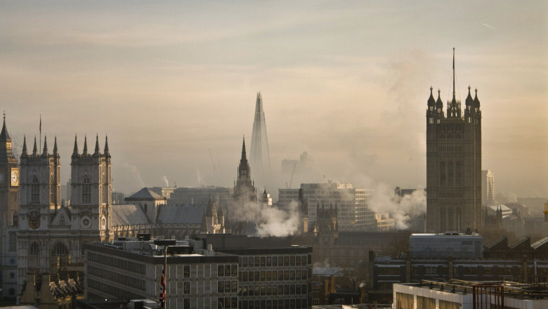 imagine cu aburi si fum care se ridica peste cladirile emblematice ale londrei