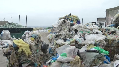 munti de plastic colectat in baloti pentru reciclare