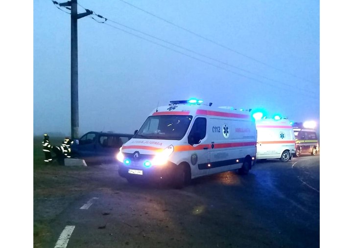 Un microbuz cu 7 persoane s-a izbit violent de un stâlp de electricitate, pe un drum județean din Giurgiu
