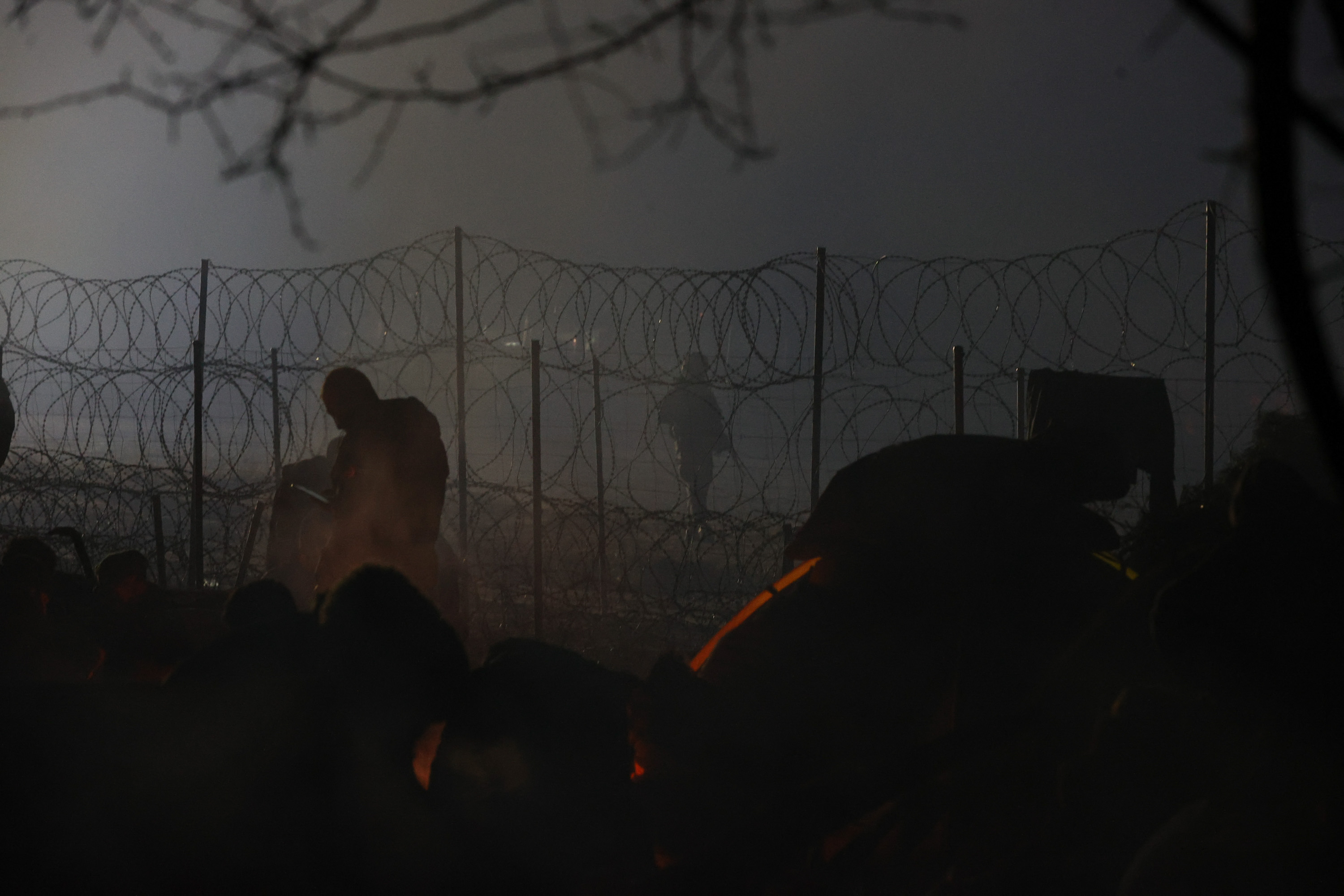 Polonia acuză Belarusul că îi pregătește pe migranți pentru a lua cu asalt frontiera: „Primesc echipamente și gaze lacrimogene”