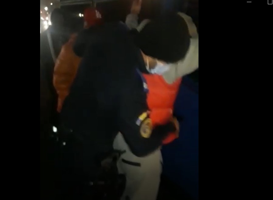 VIDEO. Panică într-un autobuz din București. Un bărbat a amenințat pasagerii cu un briceag