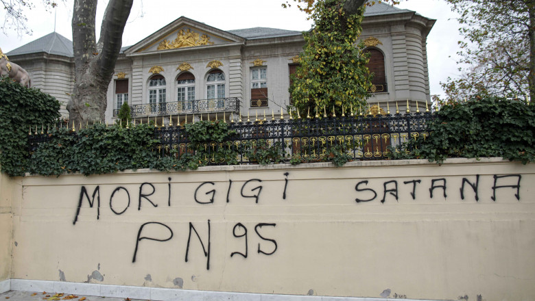 Palatul lui Gigi Becali din centrul Capitalei, vandalizat