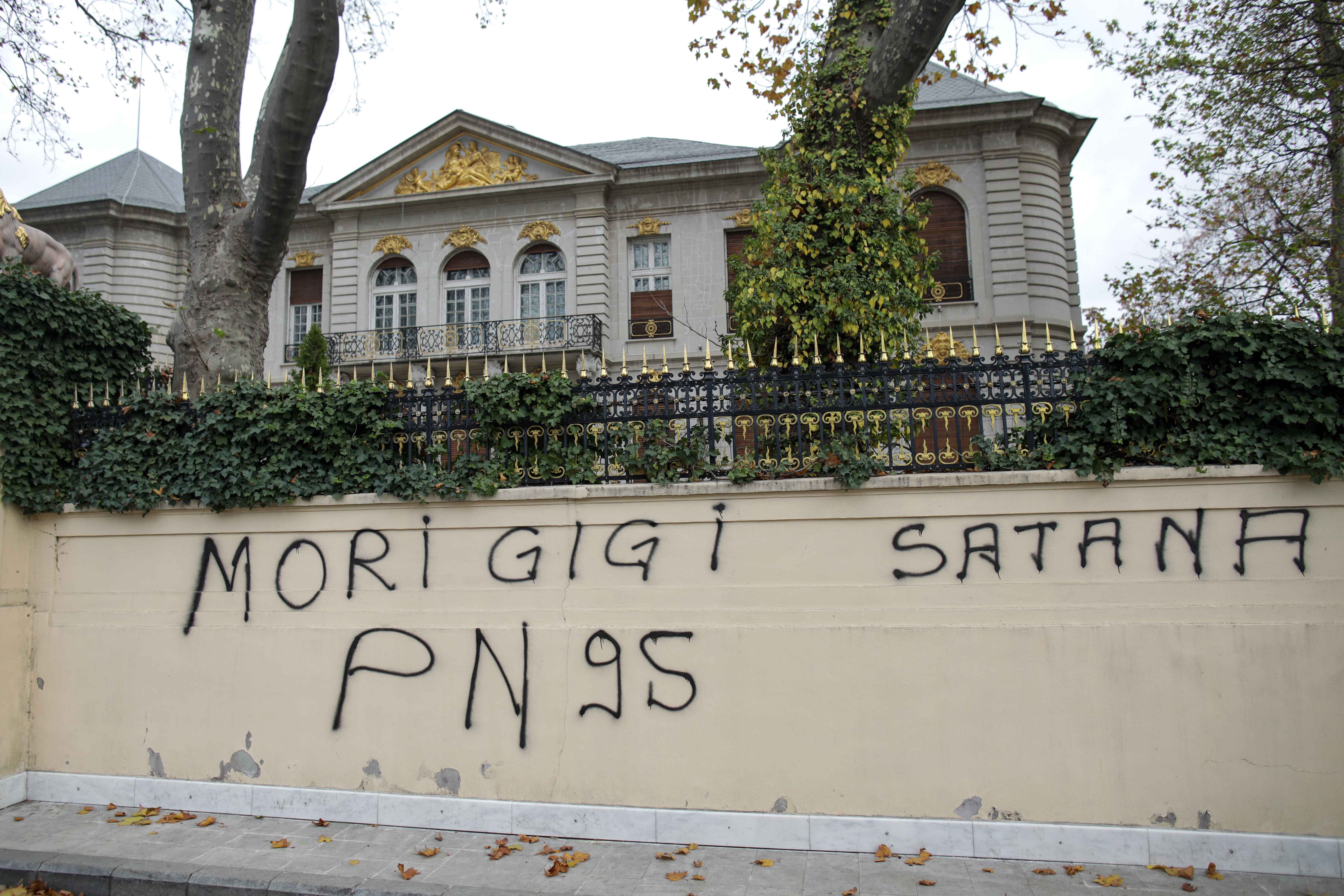 Palatul lui Gigi Becali din centrul Capitalei, vandalizat. Jigniri și amenințări scrise cu vopsea neagră pe ziduri