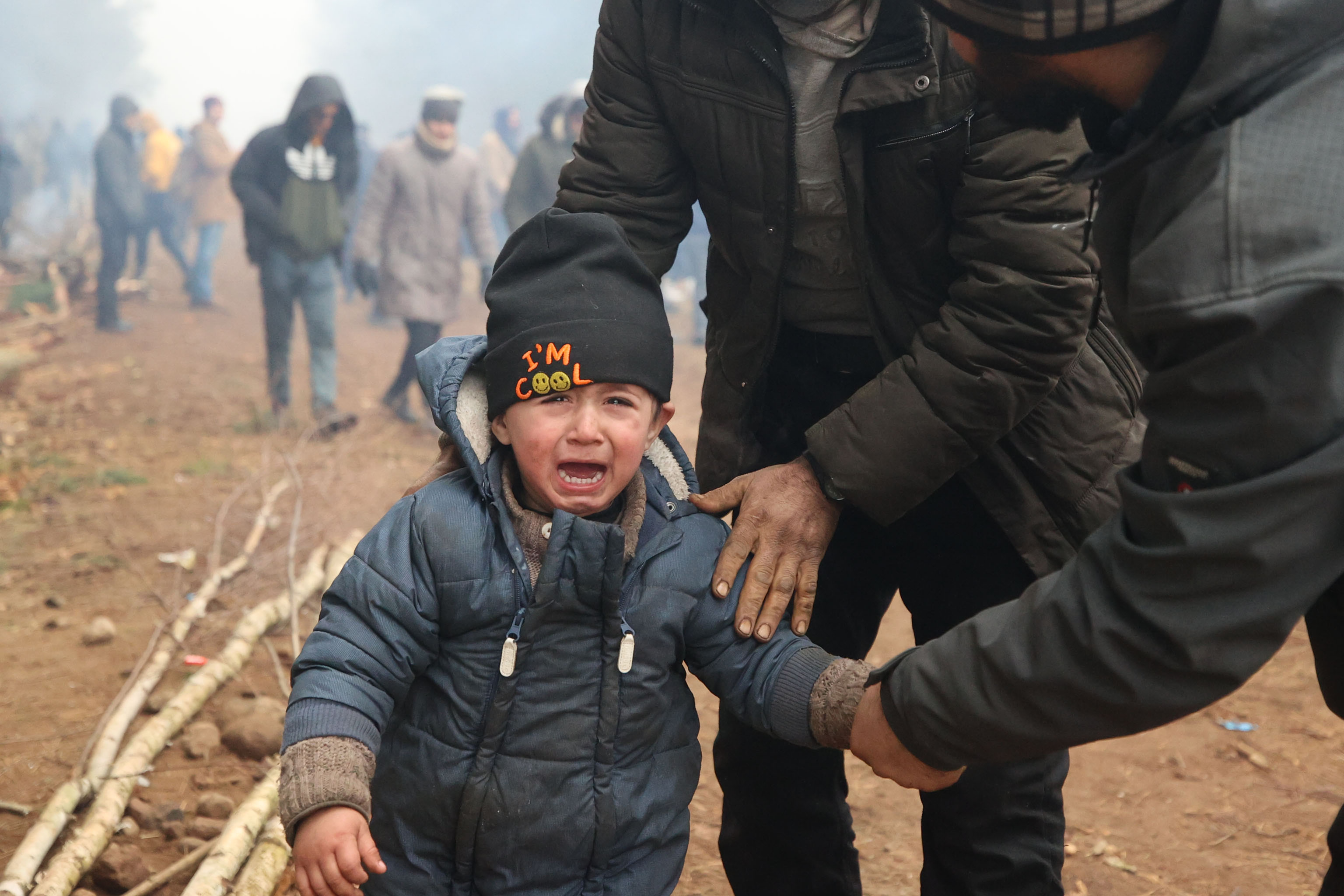 „Mi-e foame, mi-e foame!” Peste 200 de copii de migranți blocați la granița dintre Belarus și Polonia suferă de foame și frig