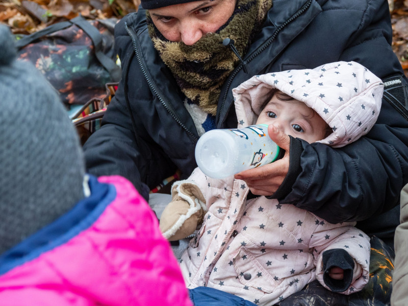 Refugee family calls out to activists for help in Narewka, Poland - 9 Nov 2021
