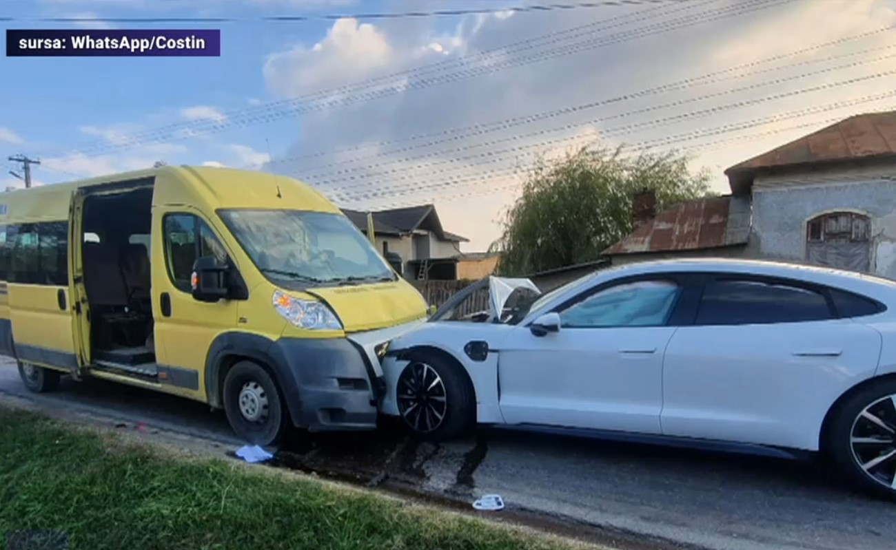 Accident cu un microbuz școlar plin cu elevi în Prahova. A fost activat Planul roșu de intervenție