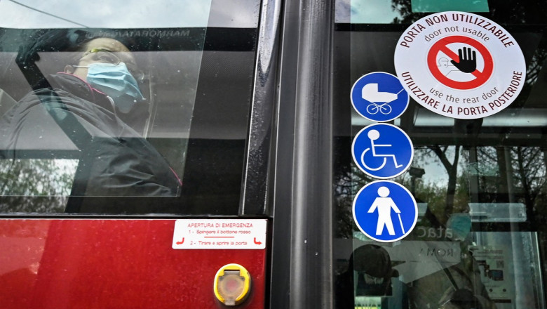 O femeie care poartă mască într-un autobuz din Italia.