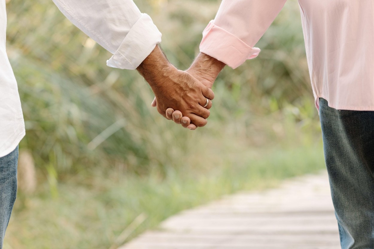Un bărbat gay din Cluj a adoptat un copil din "orfelinatele groazei" din România