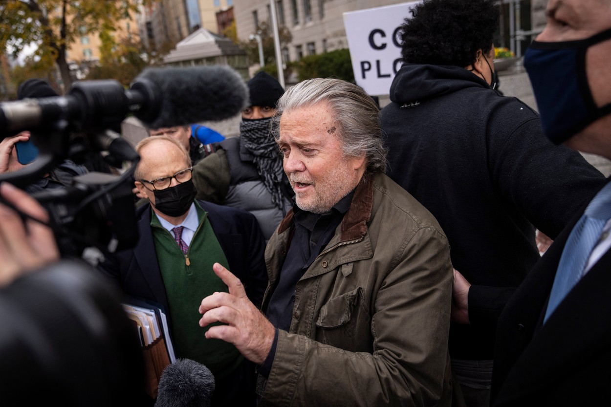 Steve Bannon, fostul consilier al lui Donald Trump, s-a predat FBI-ului