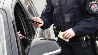 Polițist austriac controlează certificatul verde al unui șofer