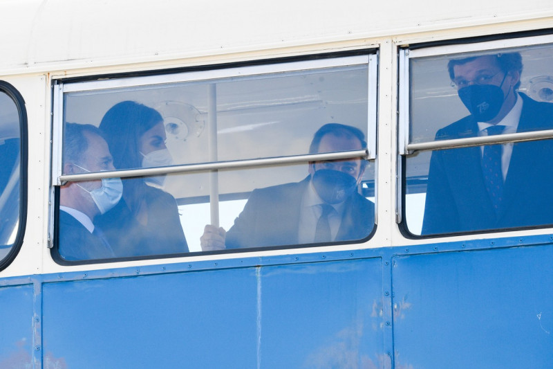 Regii Spaniei, Felipe al VI-lea şi Letizia, au mers cu autobuzul în Madrid.