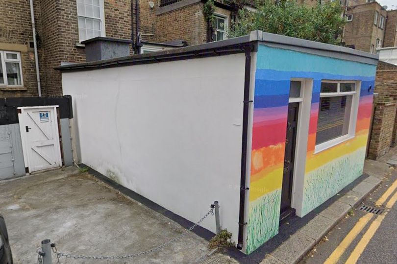 O casă de nici 20 de mp din Londra se vinde cu prețul unui castel din Franța. Dormitorul este și sufragerie și are nevoie de renovare