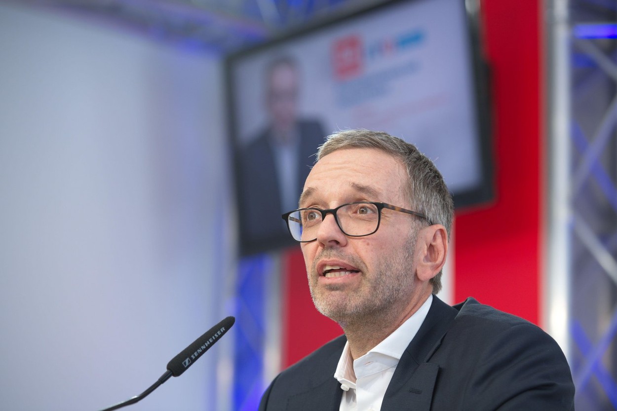 Liderul antivaccinist al extremei drepte austriece s-a îmbolnăvit de Covid-19