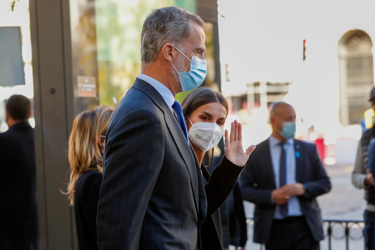 Regii Spaniei, Felipe al VI-lea şi Letizia, au mers cu autobuzul în Madrid.
