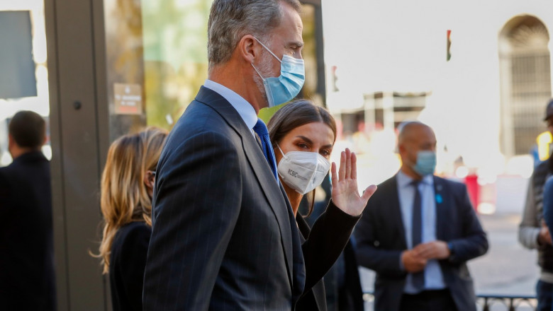 Regii Spaniei, Felipe al VI-lea şi Letizia, au mers cu autobuzul în Madrid.