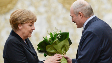 Angela Merkel primeste un buchet de flori de la Aleksandr Lukashenko