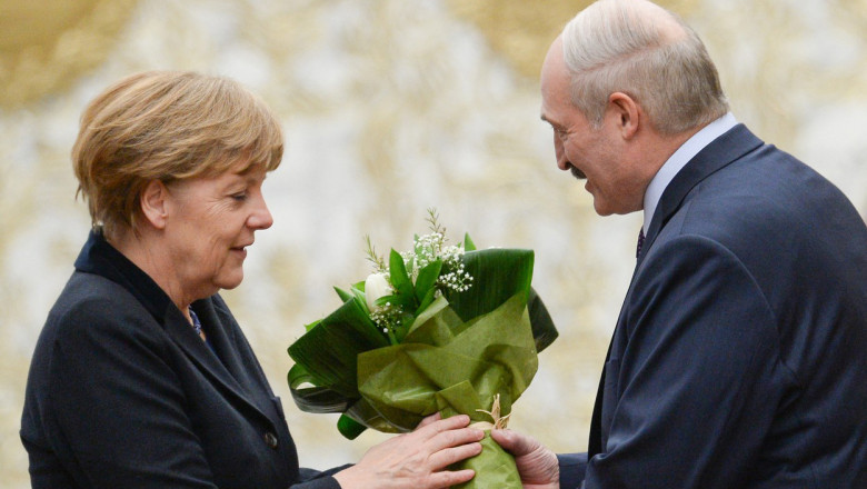 Angela Merkel primeste un buchet de flori de la Aleksandr Lukashenko