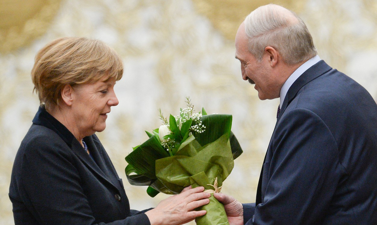 Angela Merkel și Aleksandr Lukaşenko au vorbit la telefon despre criza migranților de la granița Belarus - Polonia