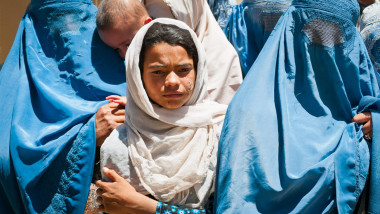 fete si femei in afganistan