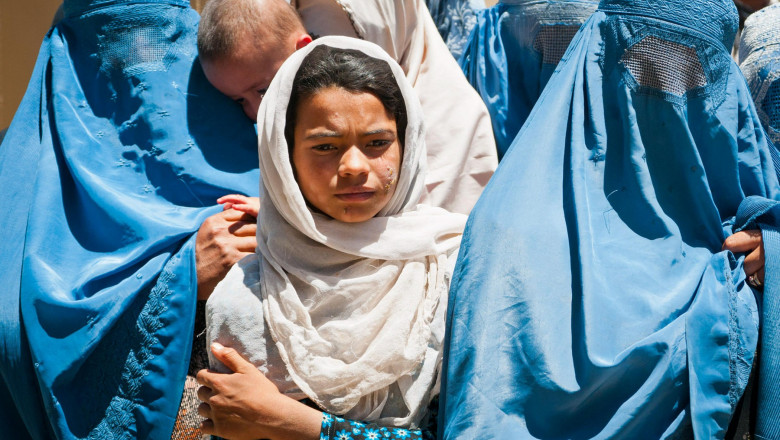fete si femei in afganistan