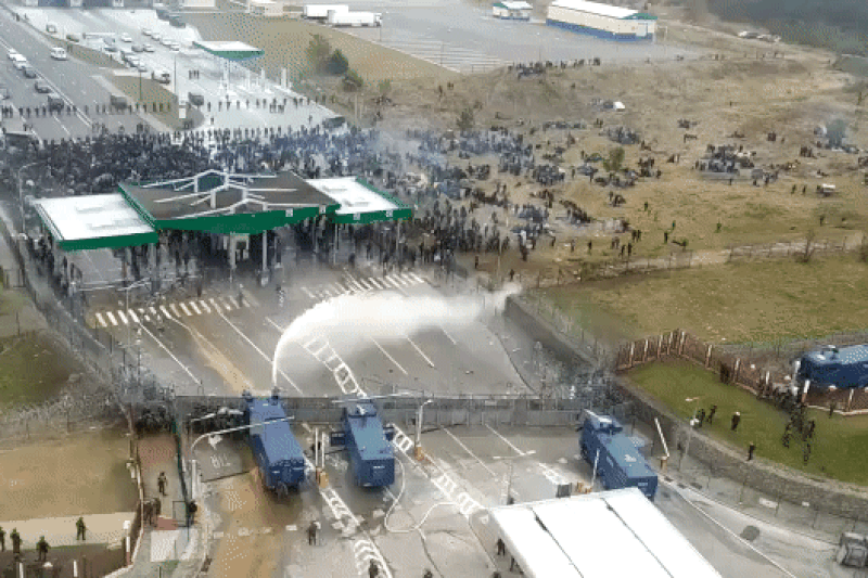 Migranții au luat cu asalt punctul de frontieră Kuznița. Polonezii folosesc tunurile cu apă