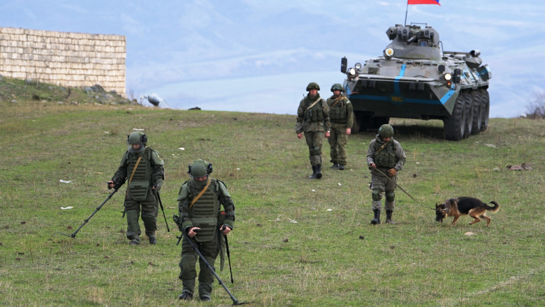 Blindată cu steagul Rusiei și soldați ruși pe un câmp din Armenia