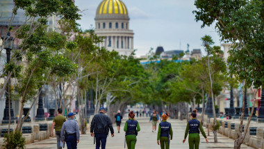 Ofițerii de poliție merg pe strada El Paseo del Prado din Havana, pe 15 noiembrie 2021