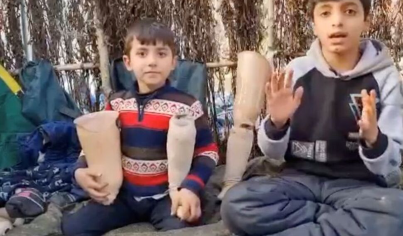 Un copil de 9 ani cu picioarele amputate se află printre migranții care așteaptă în frig la granița UE