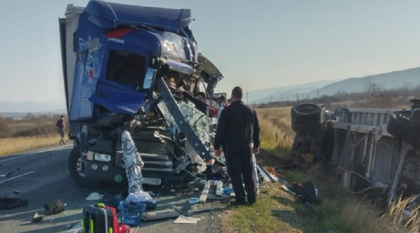 Patru TIR-uri au fost implicate într-un grav accident rutier. Un om a murit și alți trei au fost răniți