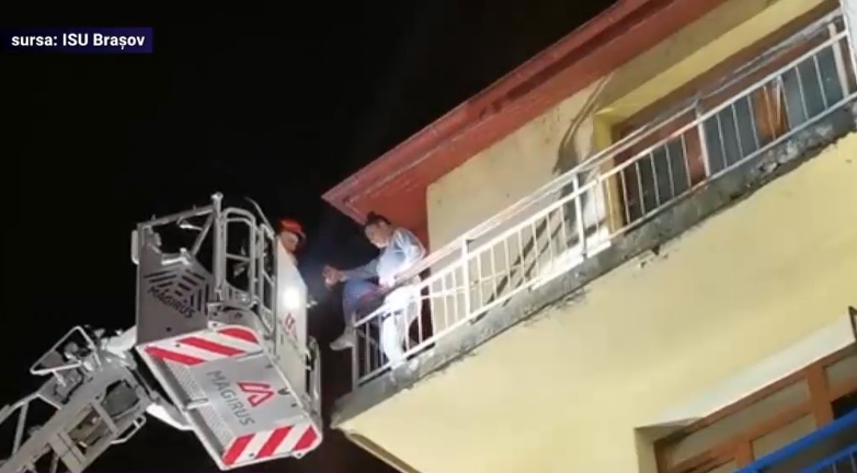 Oameni scoși pe geam dintr-un bloc cuprins de flăcări, în Săcele. Incendiul ar fi fost provocat de un bărbat