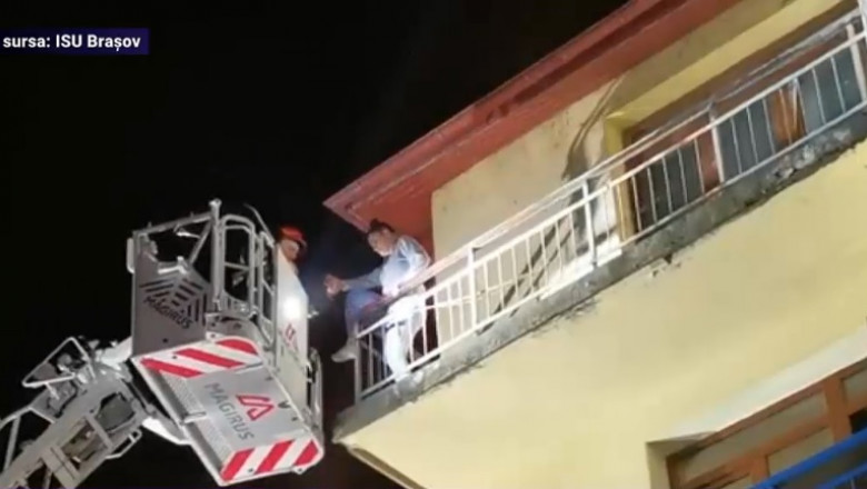 Beginner desire snatch Oameni scoși pe geam dintr-un bloc cuprins de flăcări, în Săcele. Incendiul  ar fi fost provocat de un bărbat | Digi24