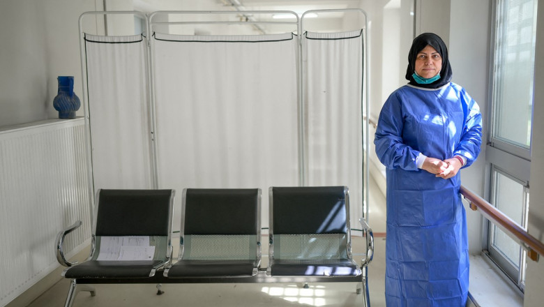 Femeie în costum sanitar albastru într-un spital din Kakbul