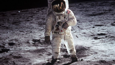 astronaut pe luna