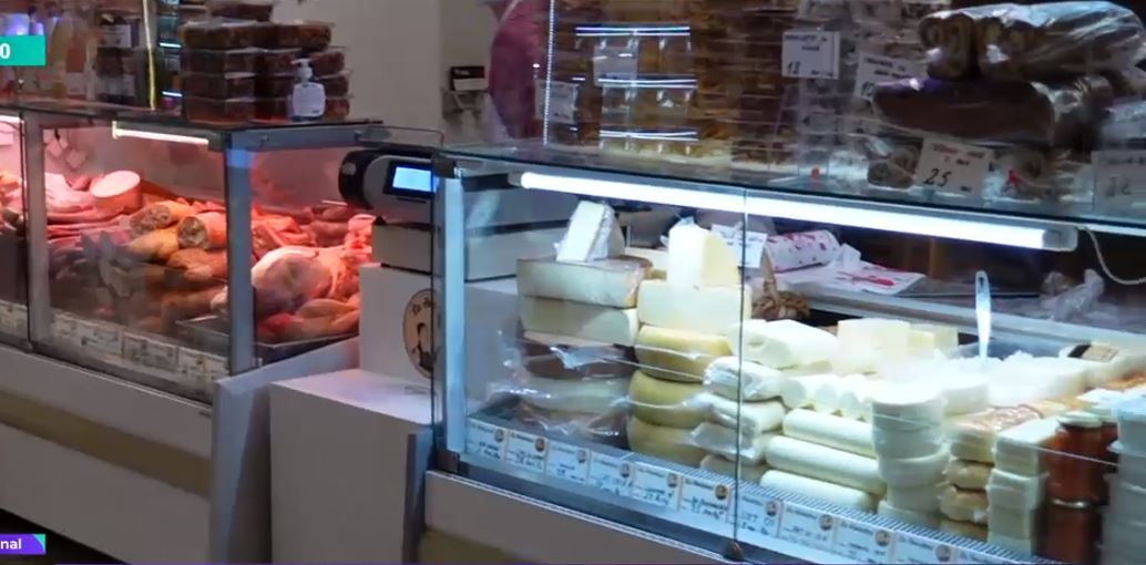 Pâinea, carnea și laptele se scumpesc. Producătorii anunță creșteri de prețuri din cauza facturilor tot mai mari la energie