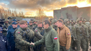 Morawiecki dă mâna cu un militar la granița Poloniei
